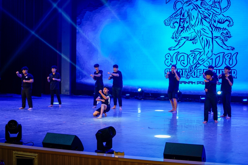 6、泰國甲米技術學院表演《泰拳舞》。