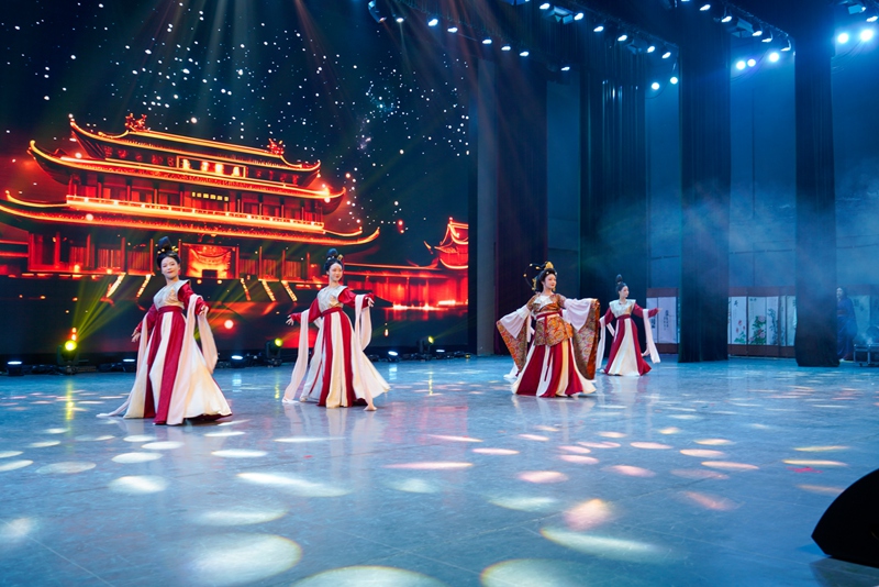 7、廣東職業技術學院表演《華夢·衣語》。