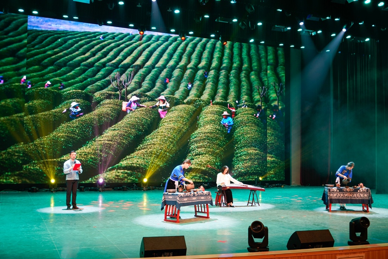 10、安順職業技術學院茶藝與古箏表演《南方絲路上的茶》。