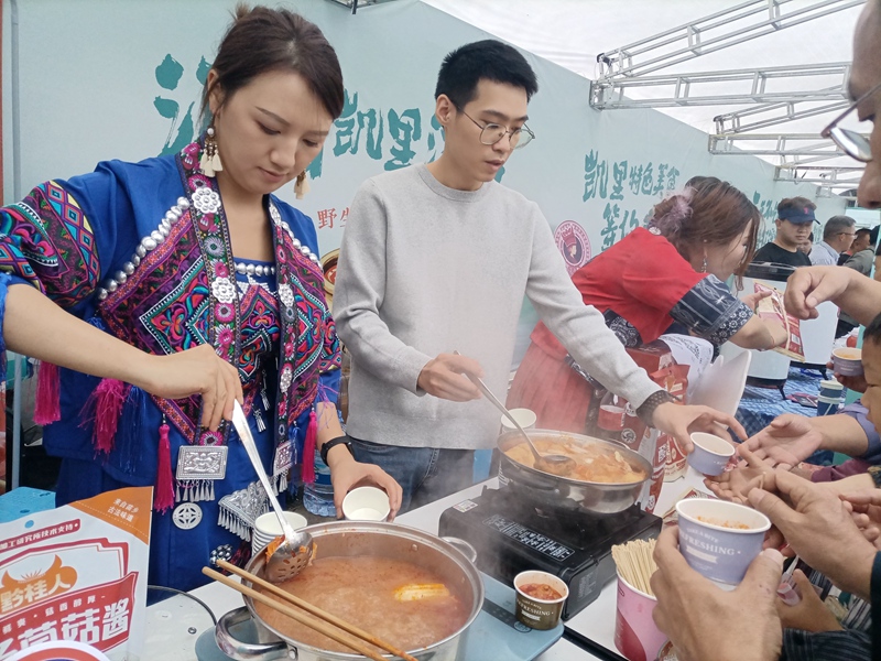 5游客免費品嘗酸湯