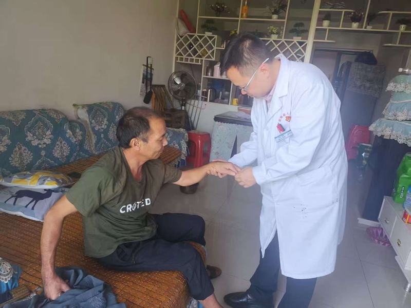 縣醫院專家上門入戶現場為殘疾人評定殘疾等級。