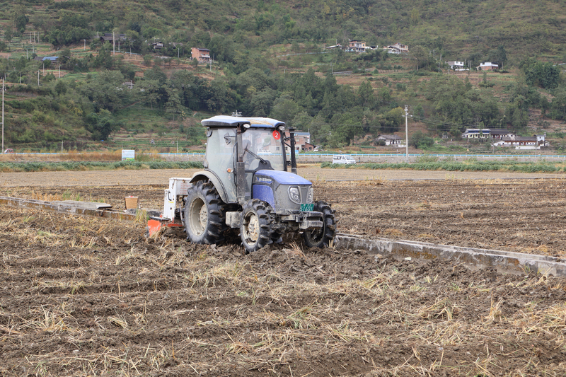 播種機正在播種。