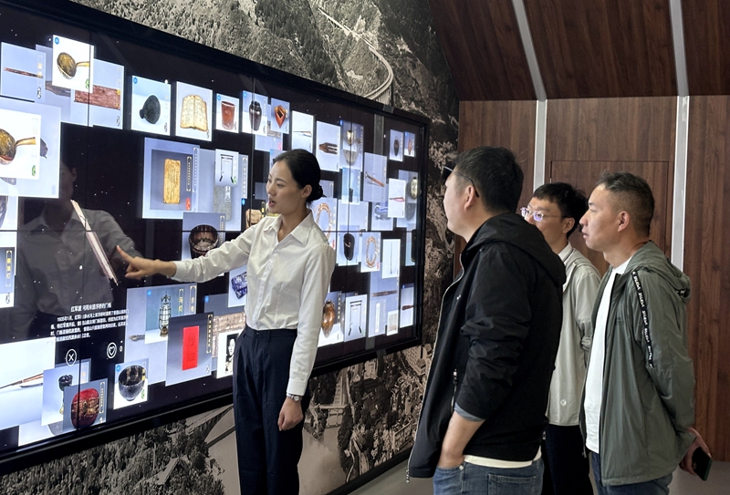 3、游客們在講解員的帶領下感受3D立體文物。刁苓沙 攝.jpg