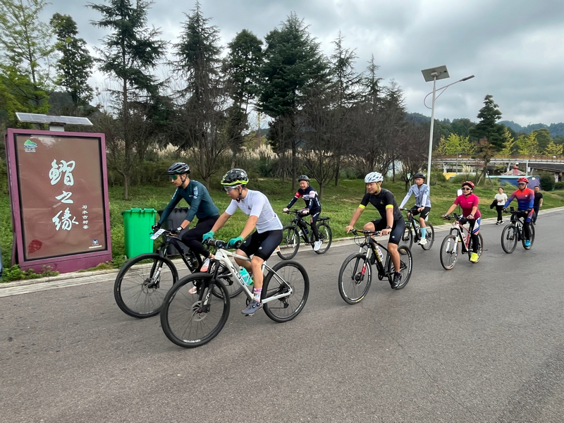 習水騎行隊伍，在濕地公園開啟騎行之旅。謝永恒攝