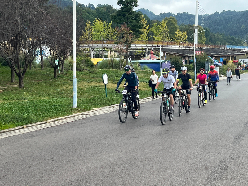 習水騎行者們，在道路上感受運動與自然之美。謝永恒攝