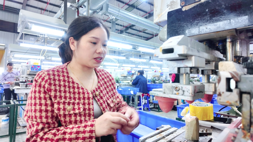 松桃孟溪強村富民工坊員工。朱子立攝