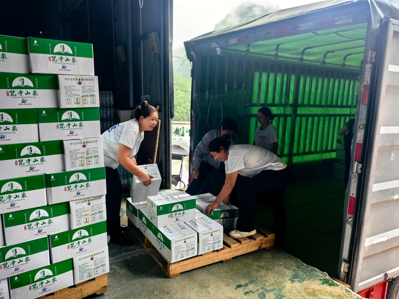 裝車發往東莞02(何敏攝).jpg