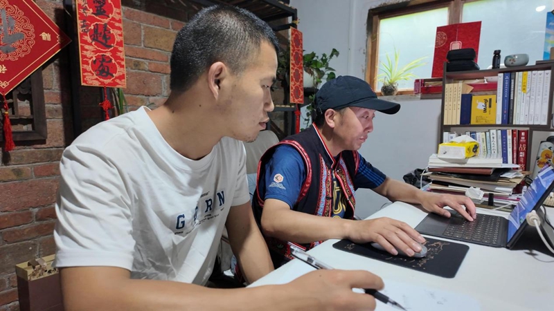 劉杰指導寨子年輕村民學習新媒體運營。徐良帥 侯韜 攝。.jpg