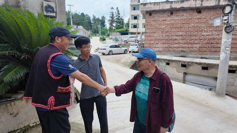 劉杰走訪村民。徐良帥 侯韜 攝。.jpg