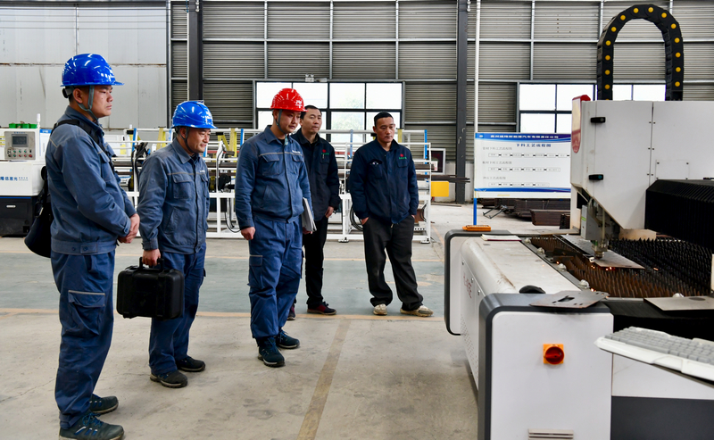 南方電網興義供電局工作人員了解企業客戶用電需求。興義供電局供圖