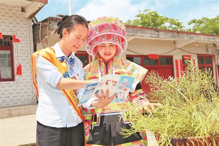 建行畢節市分行走進民族村寨普及金融知識。