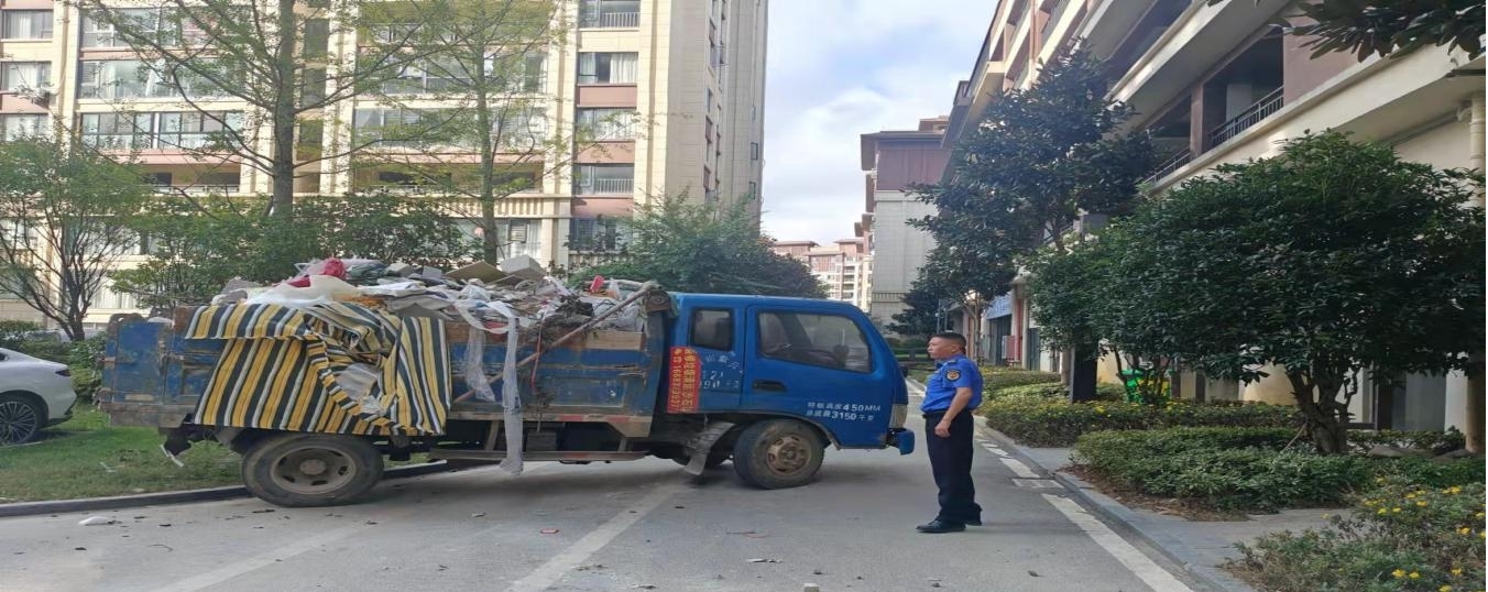 圖為督促物業小區清運建筑垃圾。