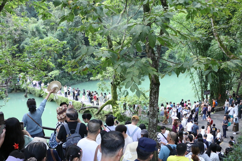 4 圖為小七孔景區游人如織.JPG