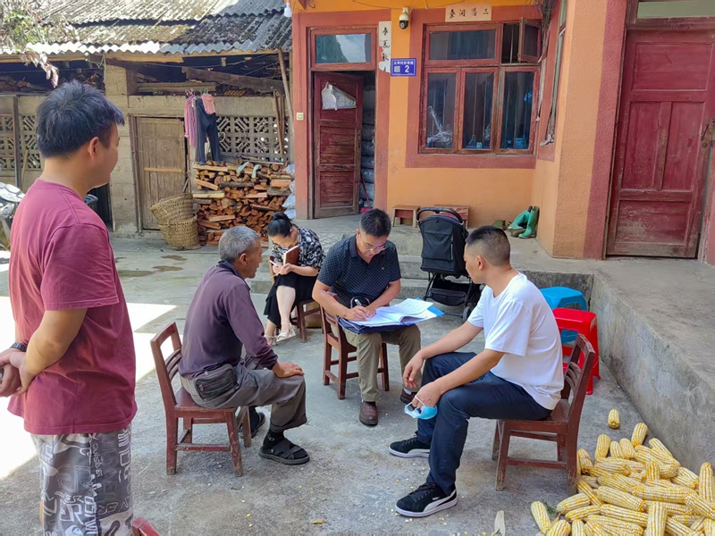 縣醫保局到群眾家中宣傳醫保政策、了解醫保待遇享受情況。