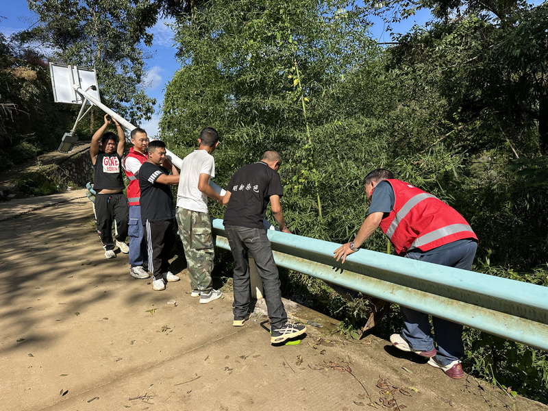 八河村黨員和駐村工作隊修復路燈。