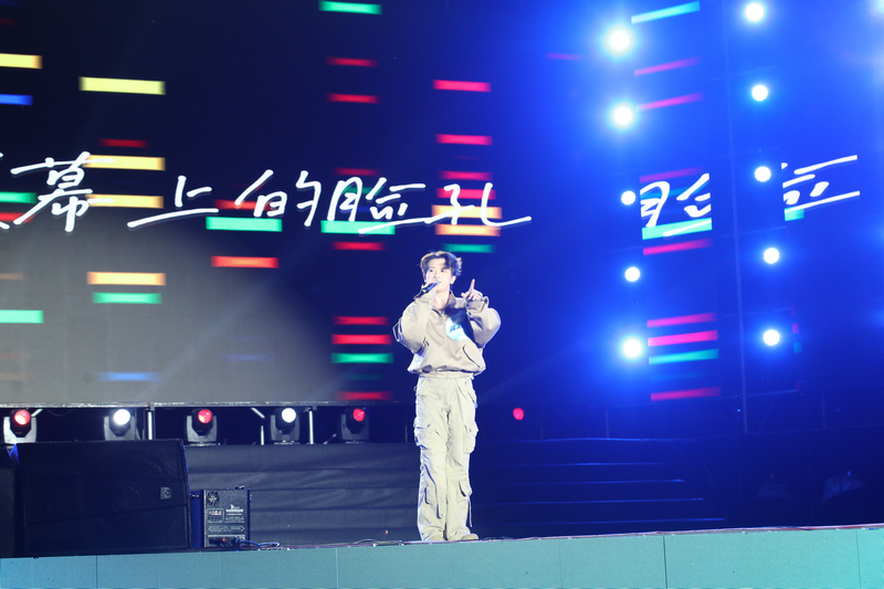 選手在比賽中全情投入,用歌聲唱響夢想舞臺。