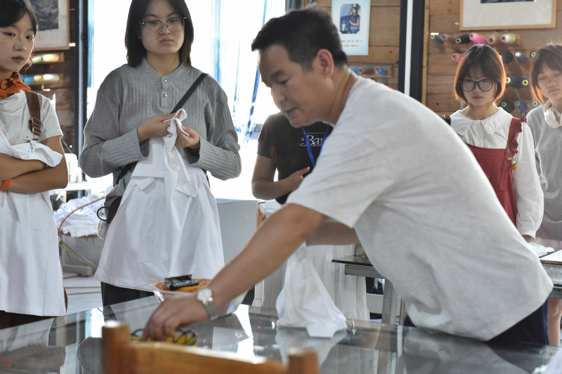 扎染老師教學。