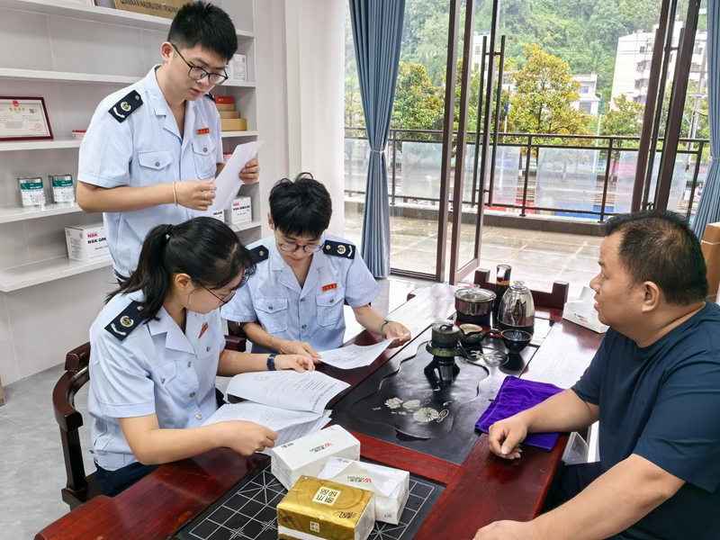 “勻稅管家”到成品油經銷新辦企業進行走訪。