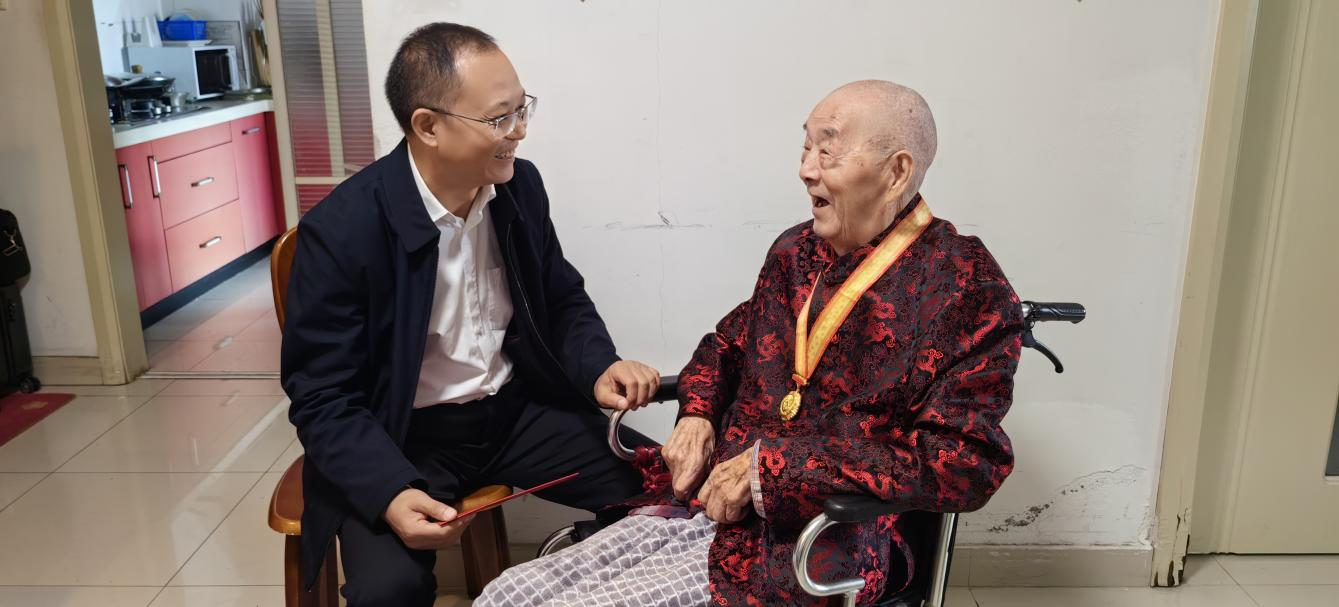 圖為黔西南州委老干部局慰問組慰問離休干部。