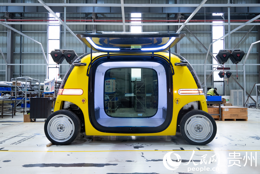 車間內正在生產的無人零售車。人民網記者 涂敏攝