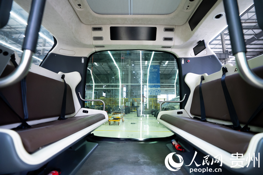 無人駕駛小巴乘坐倉。人民網記者 涂敏攝