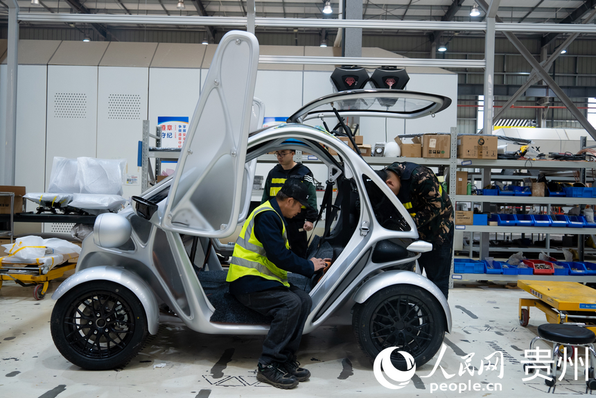 車間內正在生產的金屬3D打印微型電動車。人民網記者 涂敏攝