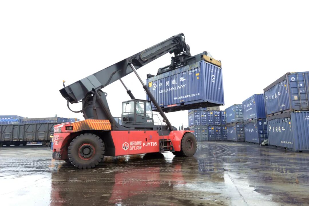 水紅鐵路發耳站貨運裝載。