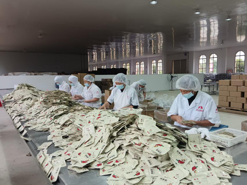 貴州獨山：泡菜企業加工忙 全力沖刺四季度 。