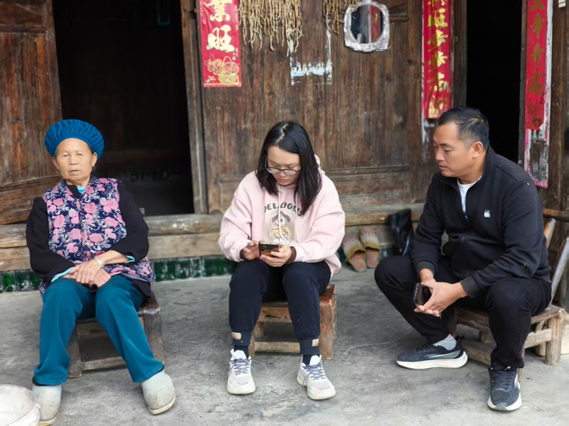 駐雞爪社區第一書記帶領村干部、駐村干部入戶代繳2026年度城鄉醫療保險費用。