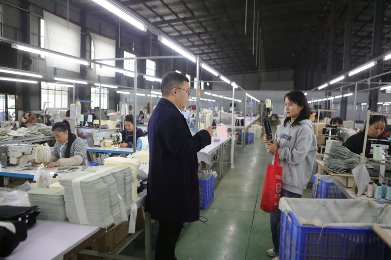 圖為：推薦官入企通過鏡頭現場帶崗（楊文舒 攝）.jpg