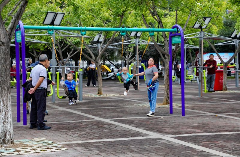 市民在公園鍛煉身體。