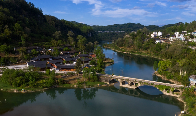 務川自治縣柏村鎮長腳村 田東 攝.jpg