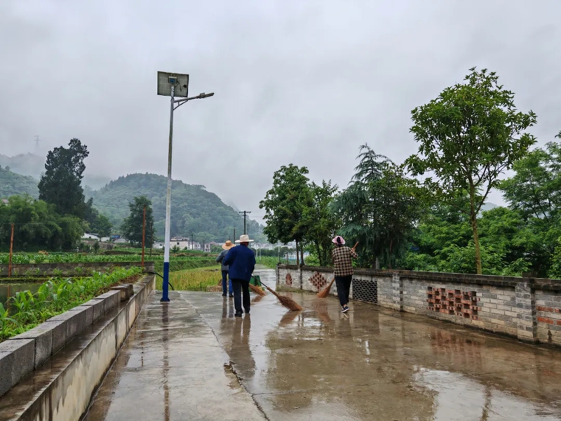 圖為務川自治縣涪洋鎮涪洋社區牧羊組唐詩華在打掃庭院 鄒文鳳 攝