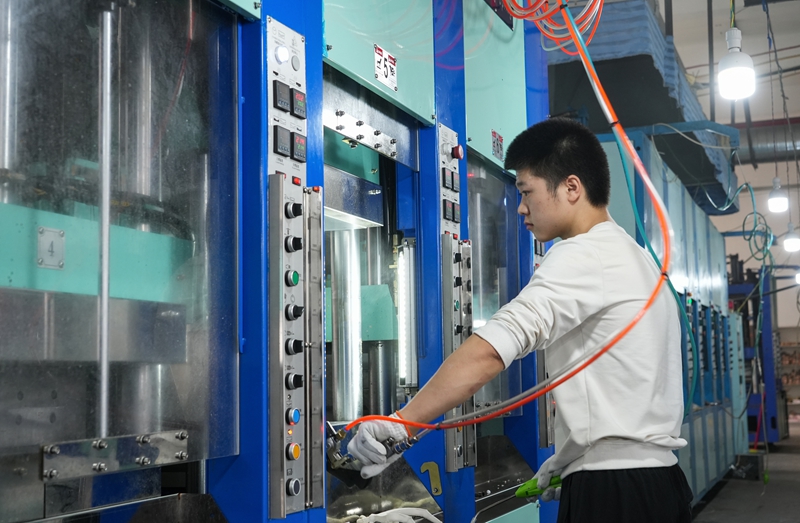 2025年10月17日，位于貴州省畢節市納雍經濟開發區B區的貴州勝好鞋業有限公司生產車間，工人在清潔模具。 楊英 攝.jpg