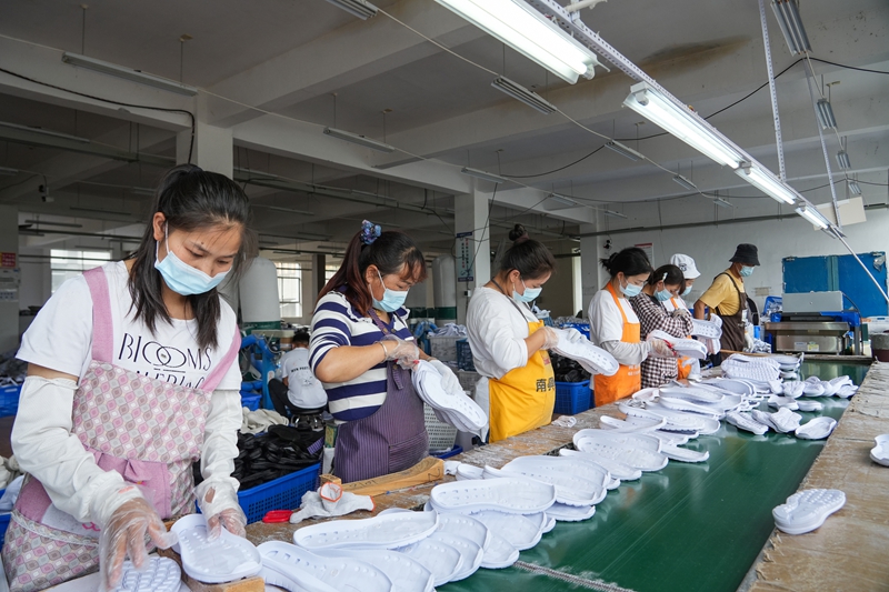 2025年10月17日，位于貴州省畢節市納雍經濟開發區B區的貴州勝好鞋業有限公司生產車間，工人在整理鞋底。  楊 英 攝.jpg