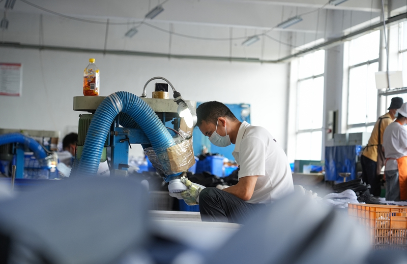 2025年10月17日，位于貴州省畢節市納雍經濟開發區B區的貴州勝好鞋業有限公司生產車間，工人在加固鞋底。 楊英 攝.jpg