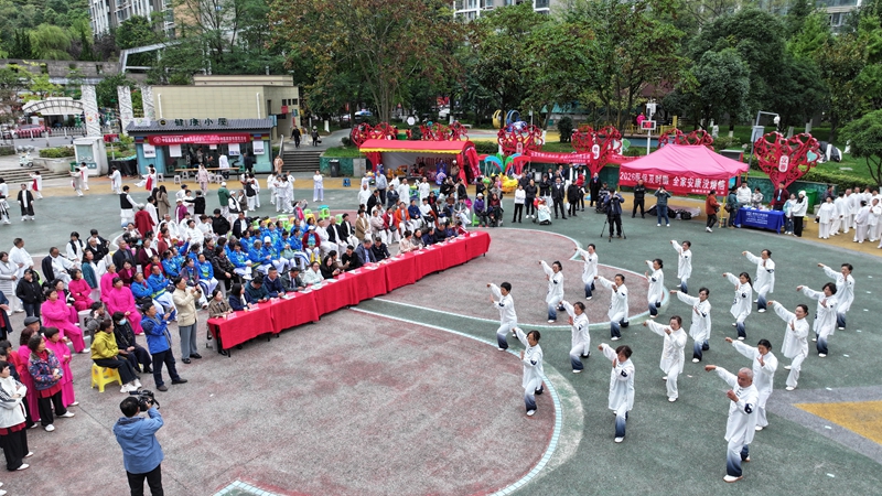 1 、 百人太極展演活動現場。觀山湖區融媒體中心供圖