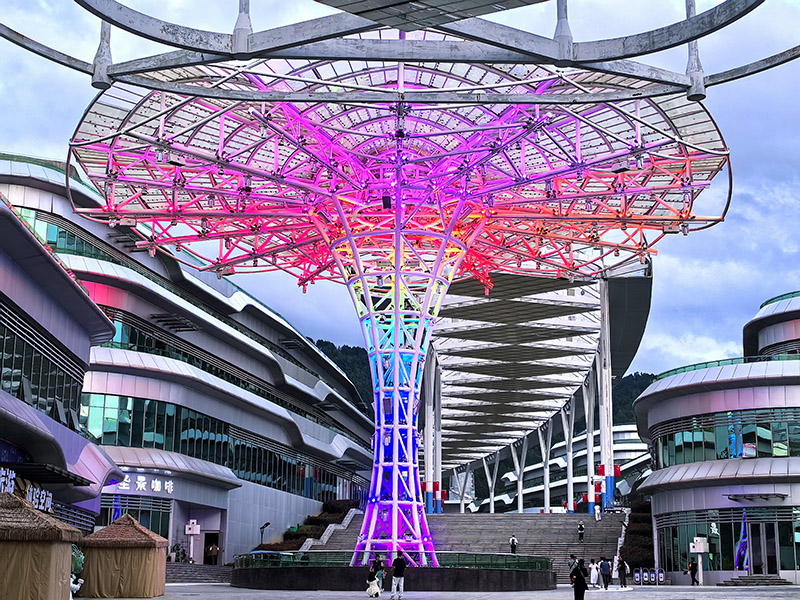 檢修后的天幕街再次亮燈。