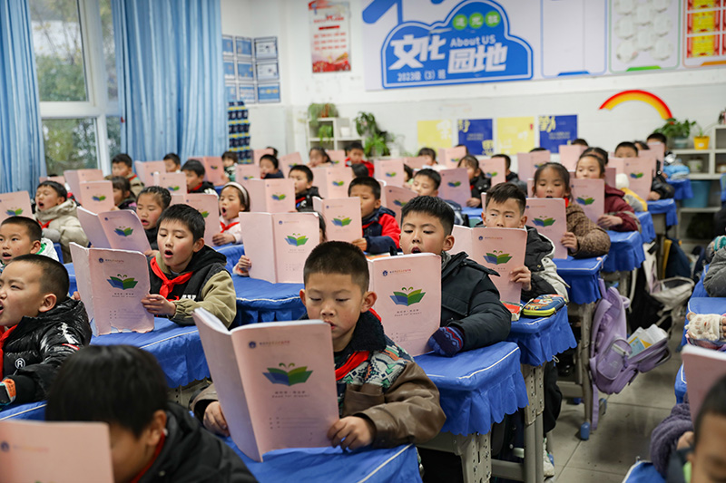 七星關區第二實驗學校 孩子們晨讀經典古詩詞 廖槐花  攝