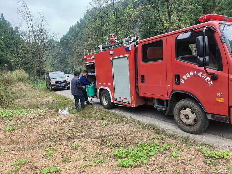 消防員接水給農戶。