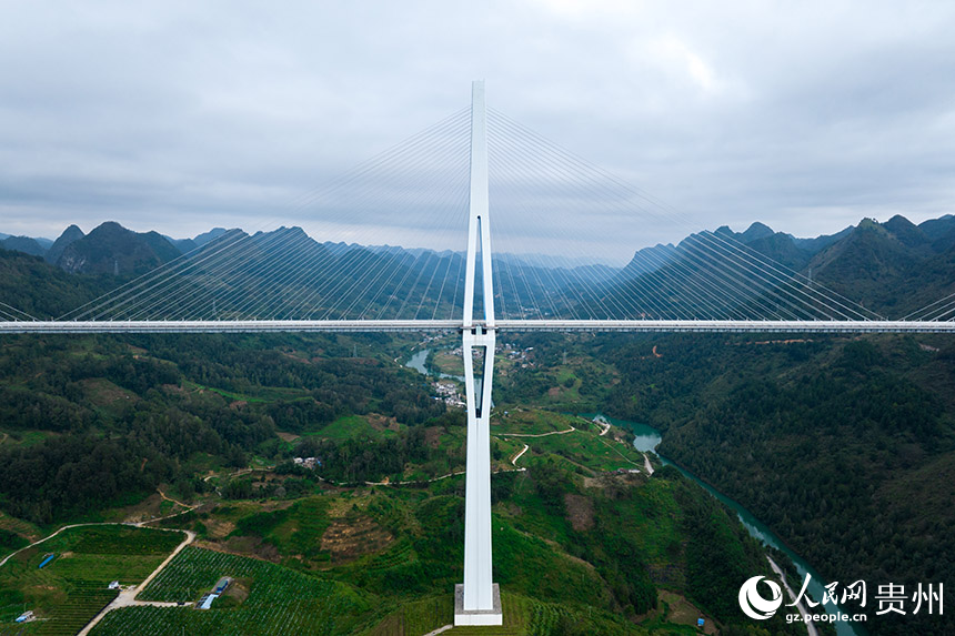 平塘特大橋的橋墩。人民網記者 涂敏攝