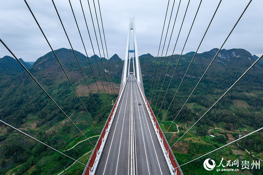 航拍平塘特大橋。人民網記者 涂敏攝