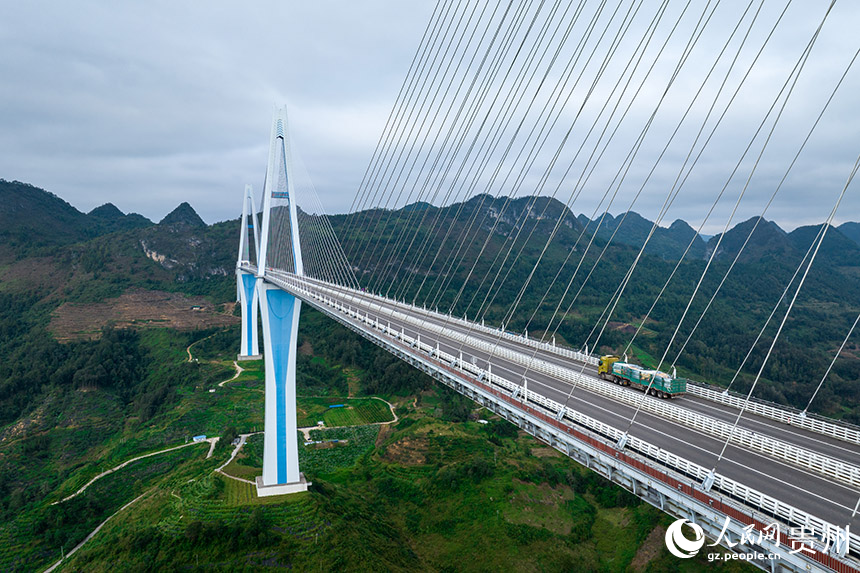 車輛從橋上駛過。人民網記者 涂敏攝