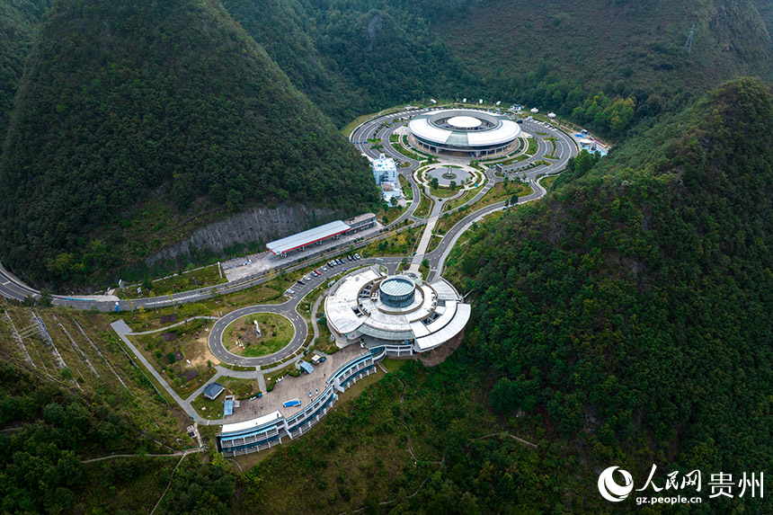 航拍“天空之橋”服務區。人民網記者 涂敏攝