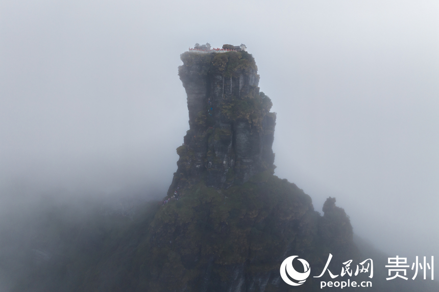 云霧中的梵凈山金頂。人民網記者 涂敏攝