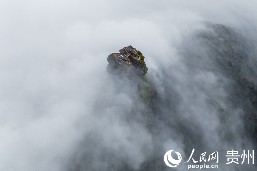 云霧彌漫的梵凈山金頂。人民網記者 涂敏攝