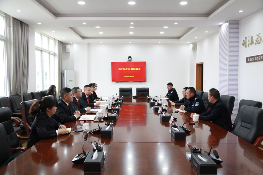 2023年4月28日，貴陽市白云區行政爭議協調化解中心成功化解一起因交通違停受到行政處罰的爭議案件。這是該中心成功化解的第一例案件。白云區人民法院供圖