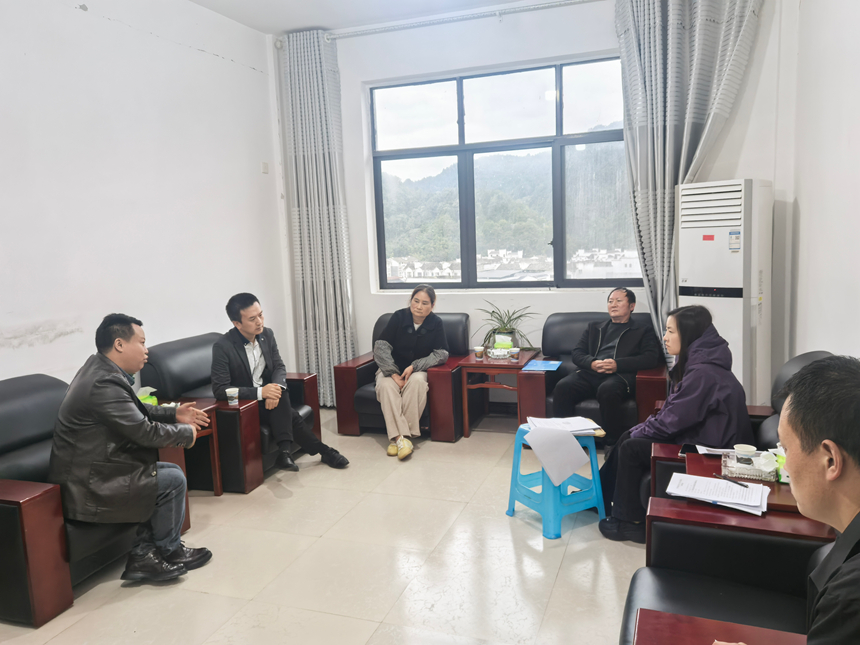 2025年10月22日， 匯川區人民法院綜合審判庭法官易曉彤到綏陽縣茅埡鎮茅埡村，就一起房屋糾紛案開展座談會。 匯川區人民法院供圖