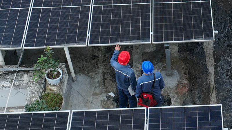 晴隆供電局工作人員幫幸福社區檢查屋頂光伏。