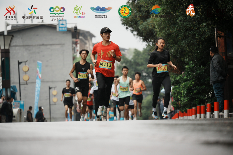 習水北緯 28.3 挑戰賽，選手雨中奮力奔跑，展現運動活力。習水縣融媒體中心供圖